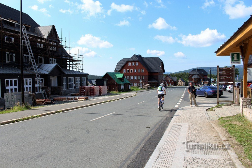 Pomezní Boudy, před informačním centrem
