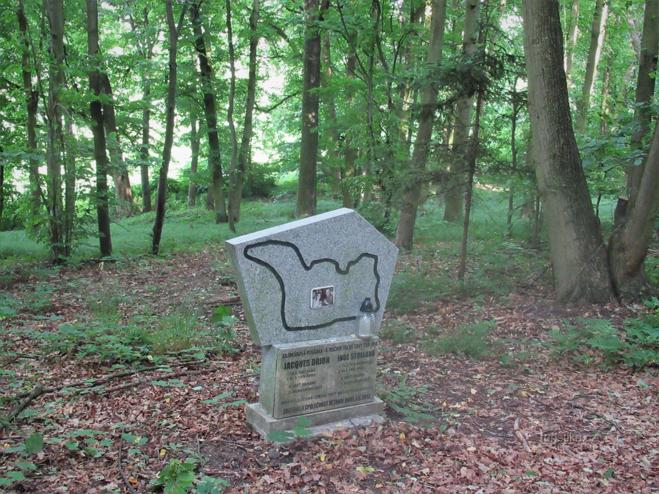 Pomníček Jacques Driona a Ingeborg Stollové