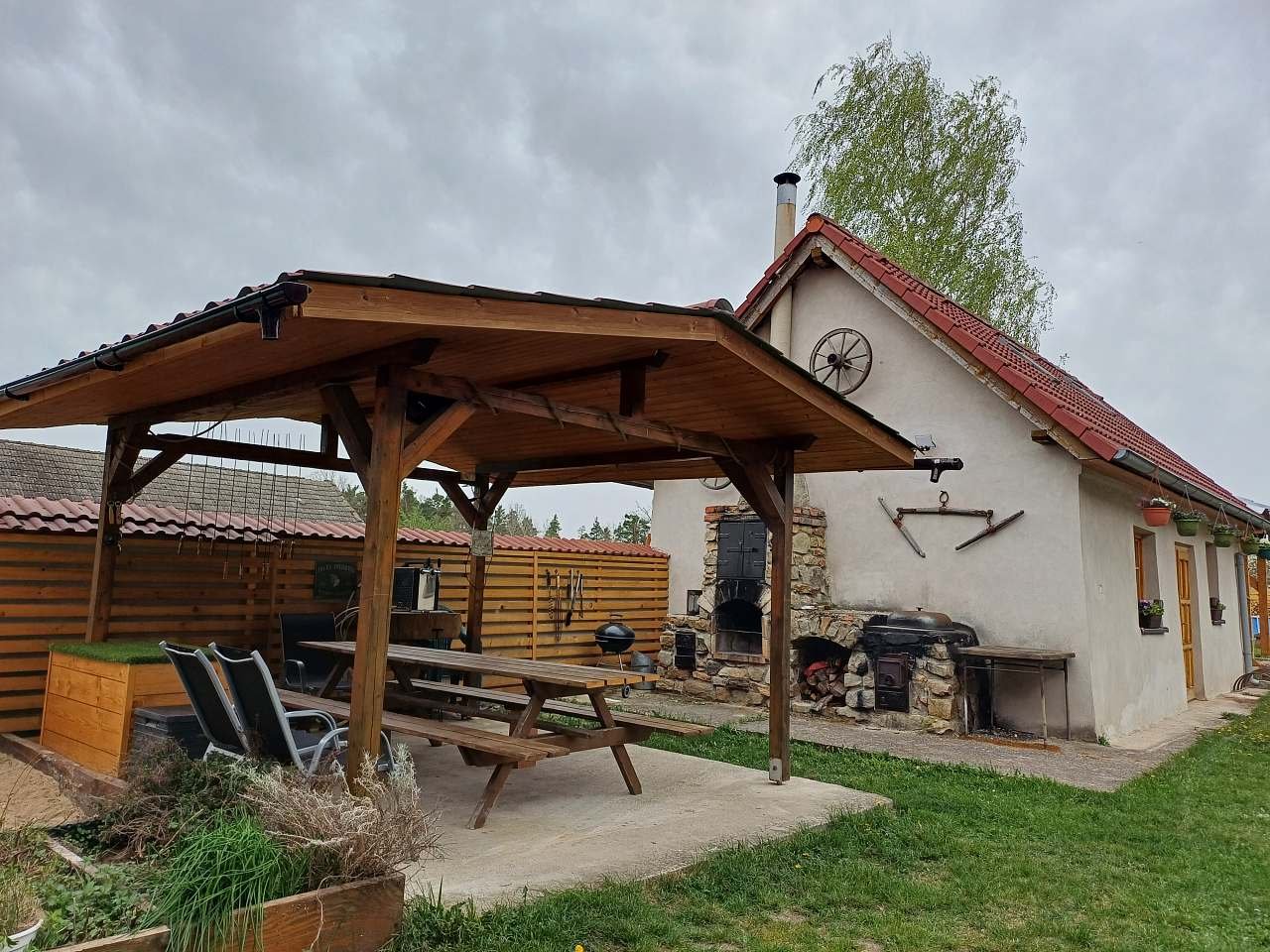 Posezení pod pergolou, venkovní kuchyně