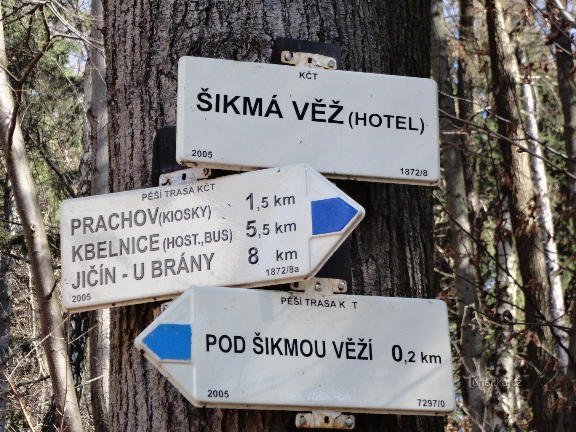 Prachovské skály - turistické rozcestí u hotelu Šikmá věž