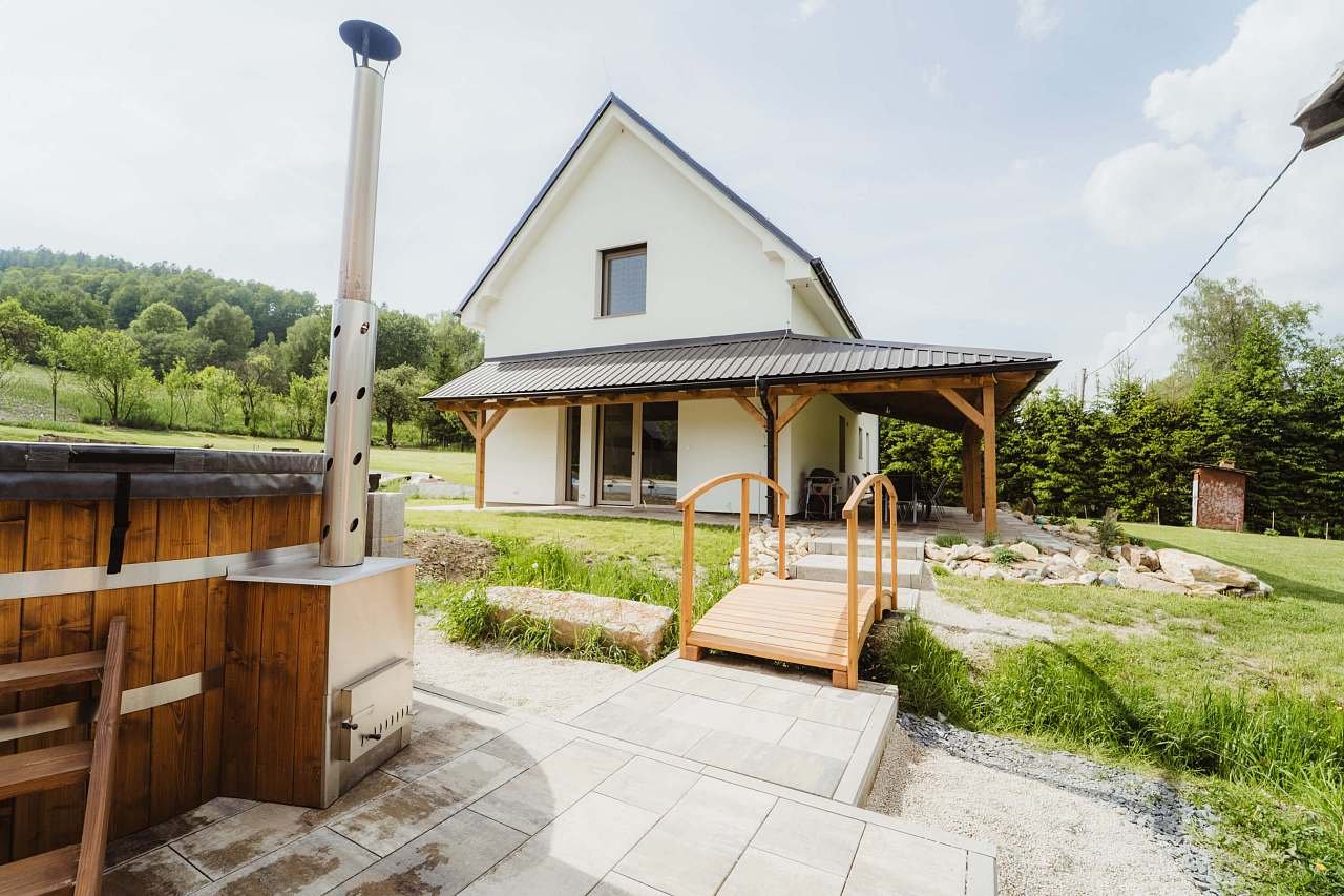 prázdninový dům sobotín pohled od wellness v létě