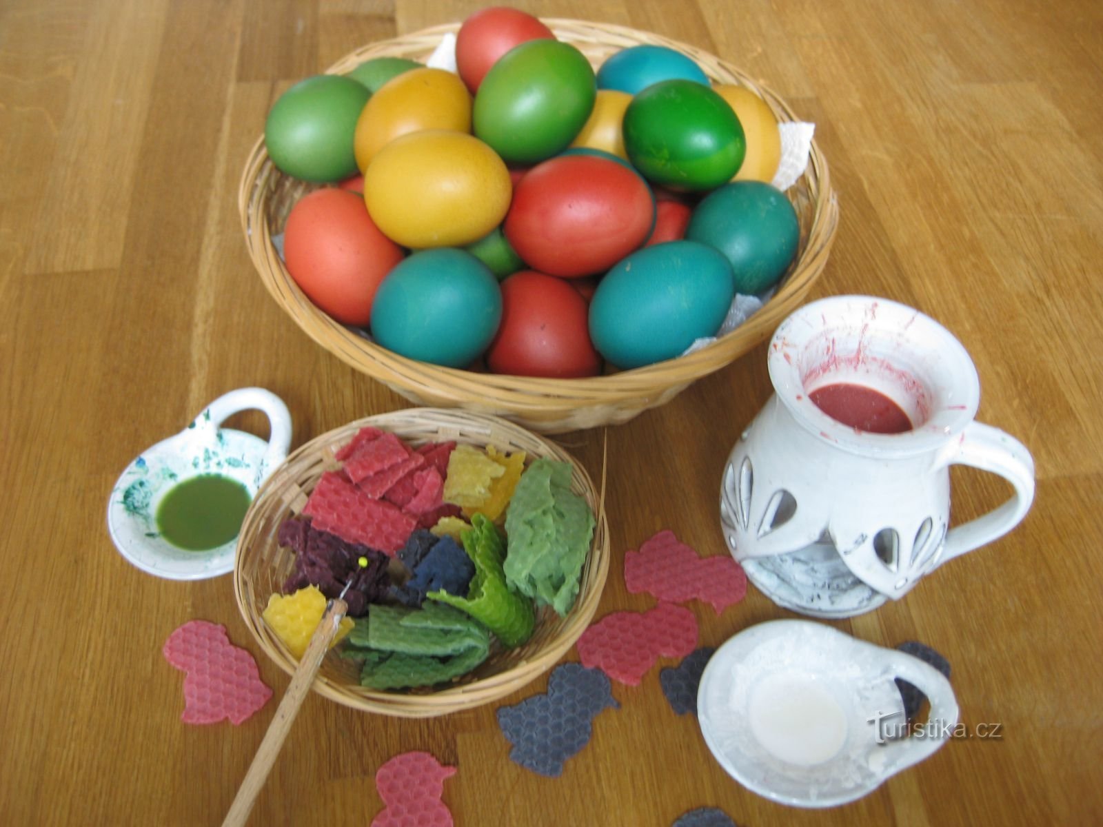 Přijďte si do Včelího světa uplést pomlázku nebo nazdobit kraslice včelím voskem