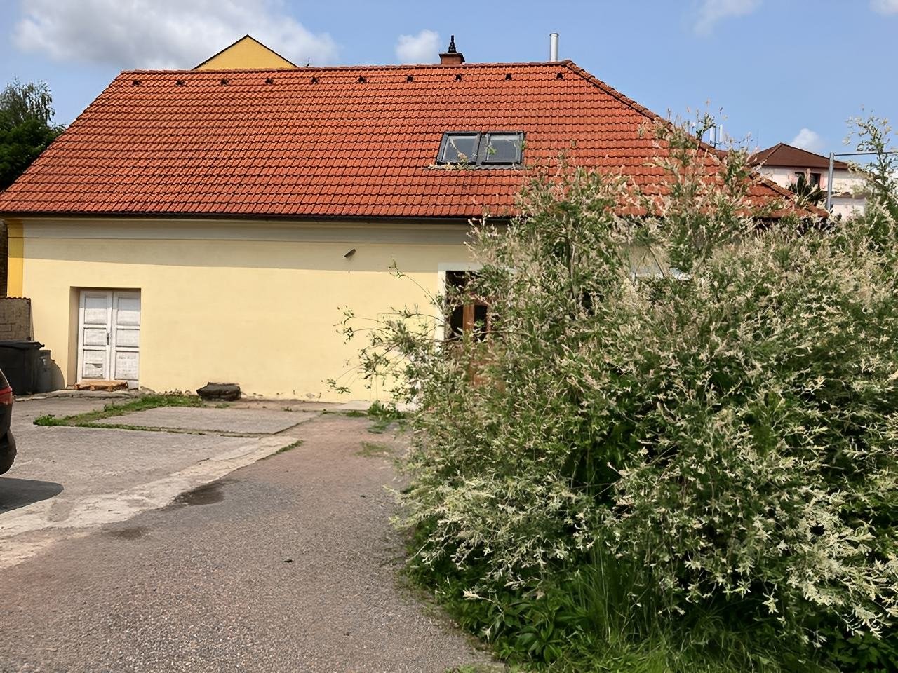 Příjezd k domu a park