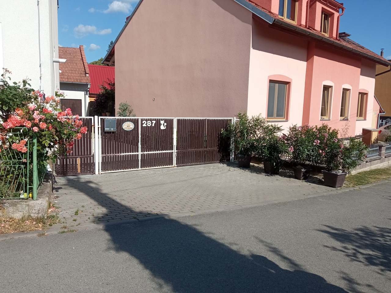 příjezd k domu U Tří kočiček