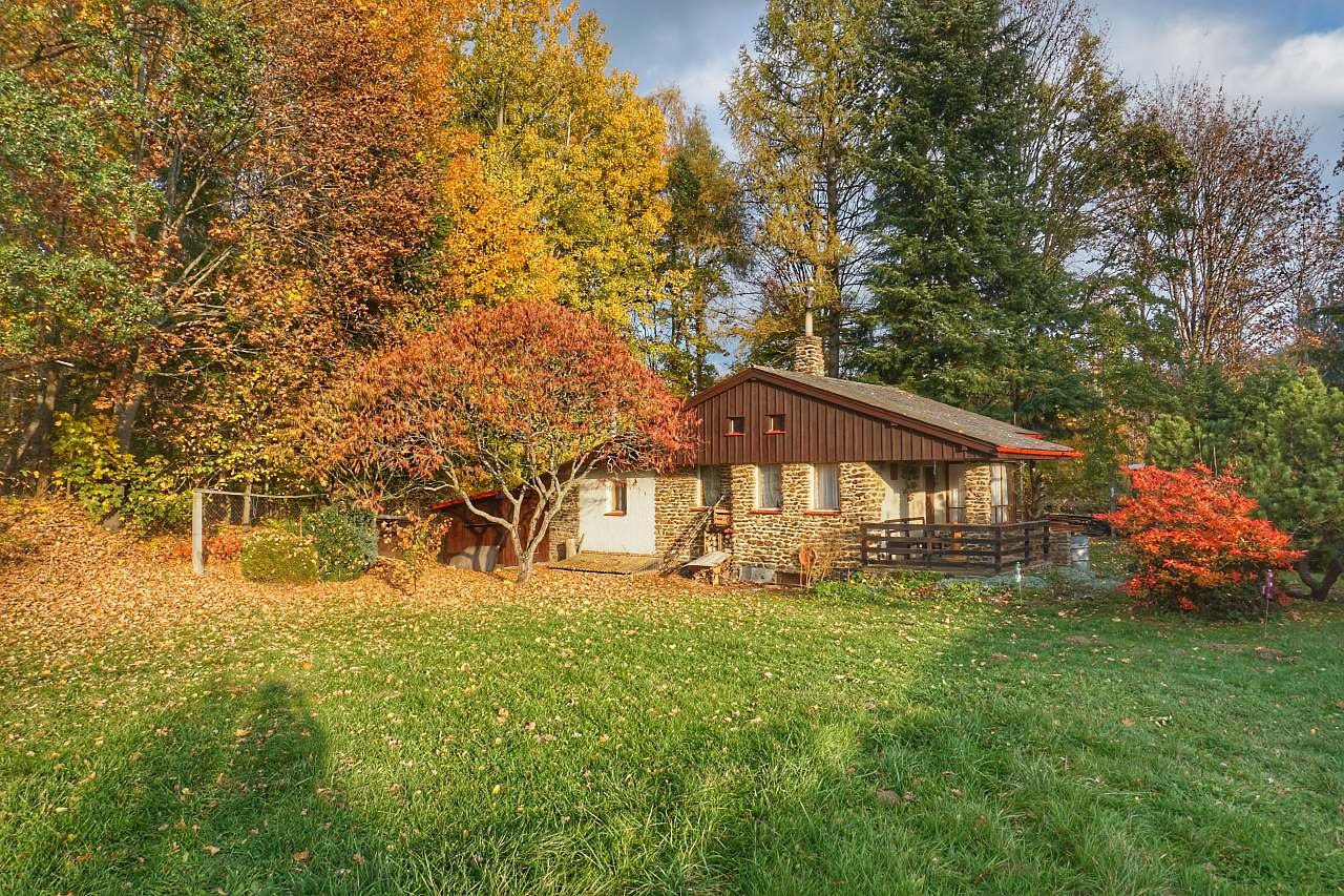 Příjezd od silnice rovnou k chatě.