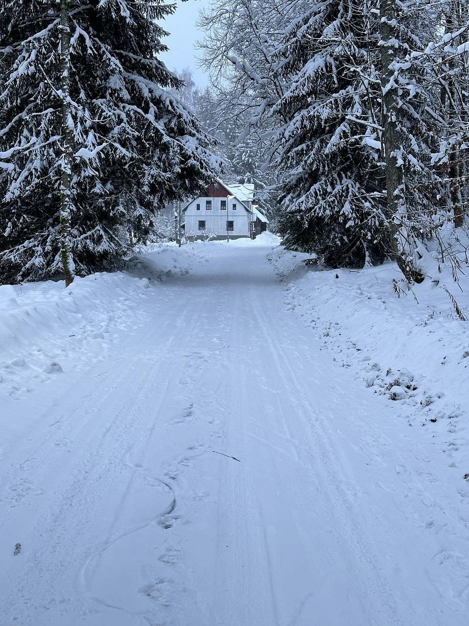 Příjezdová cesta v zimě udržovaná