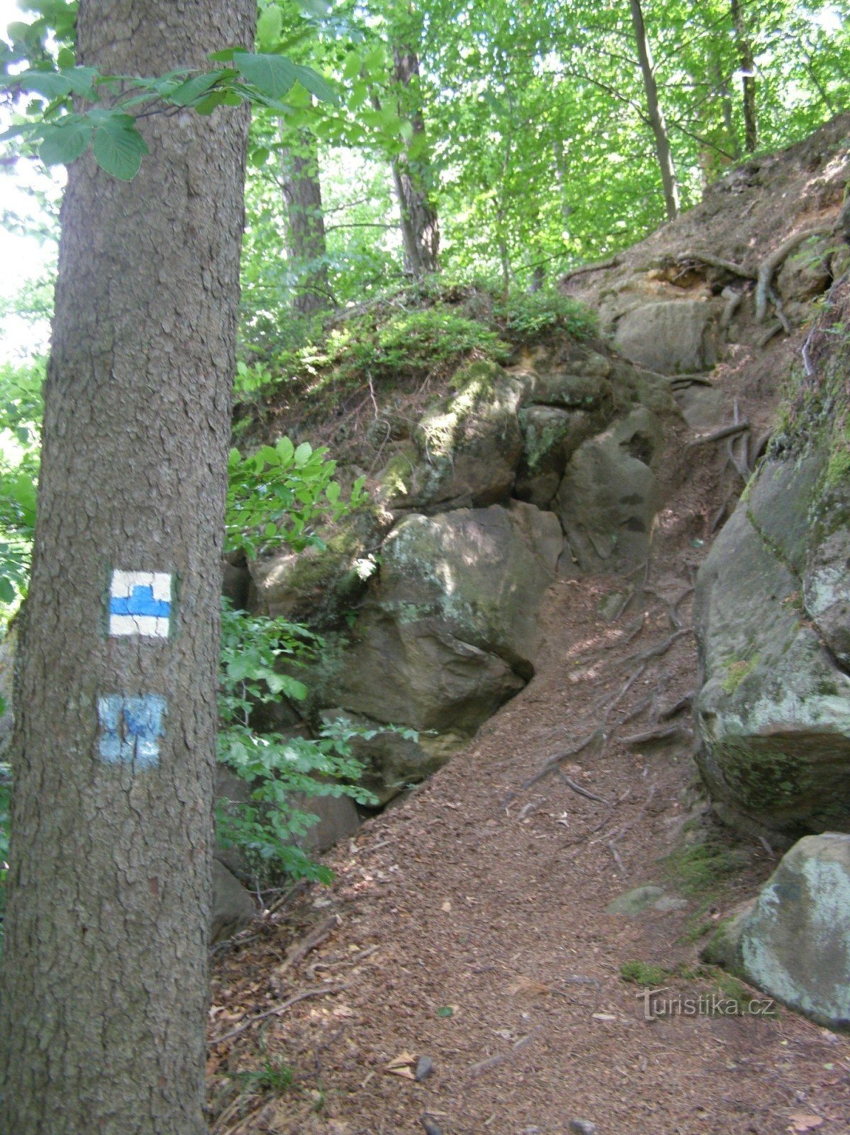 příkop oddělující opevnění od ostatní plošiny na pěšině k hrádku