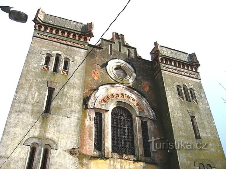 Průčelí synagogy