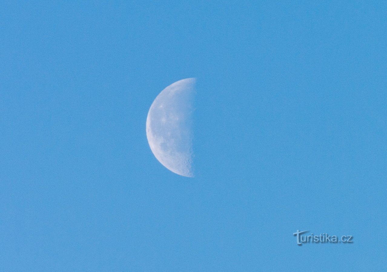 Ráno jasno a odrůstající Luna