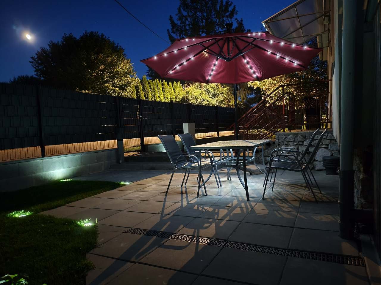 RD Vilémovice 139- Noční terasa se světýlka mi na solární energii