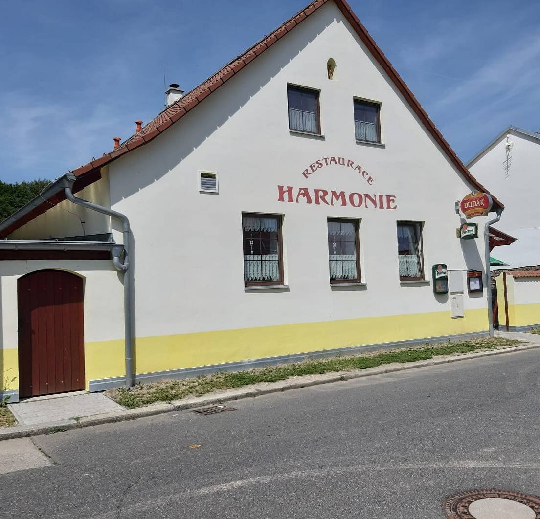 Restaurace Harmonie s ubytování,zahradní terasou.