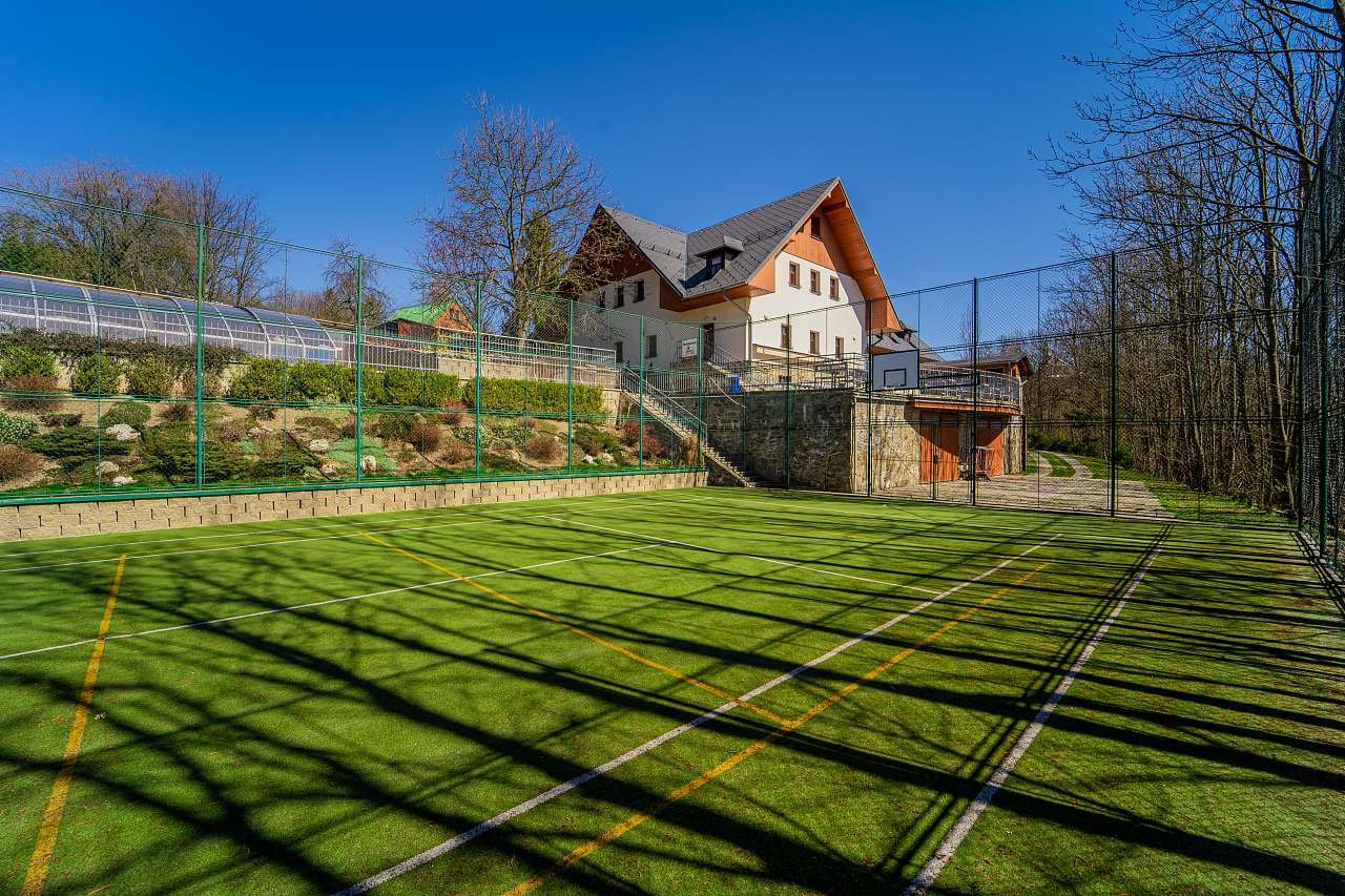 Rezidence nad vodopády s bazénem - pohled od hřiště