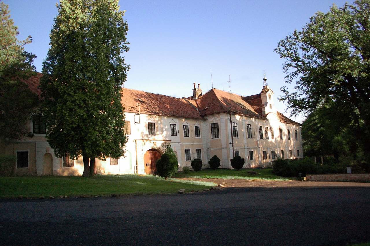 Rodinný zámek Domoušice