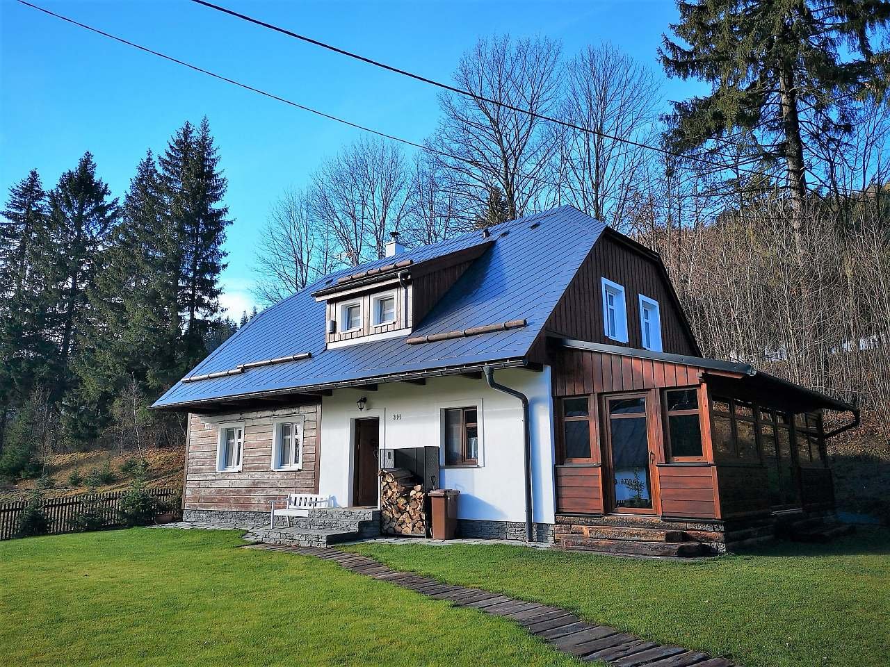 Roubenka pohledem od parkoviště