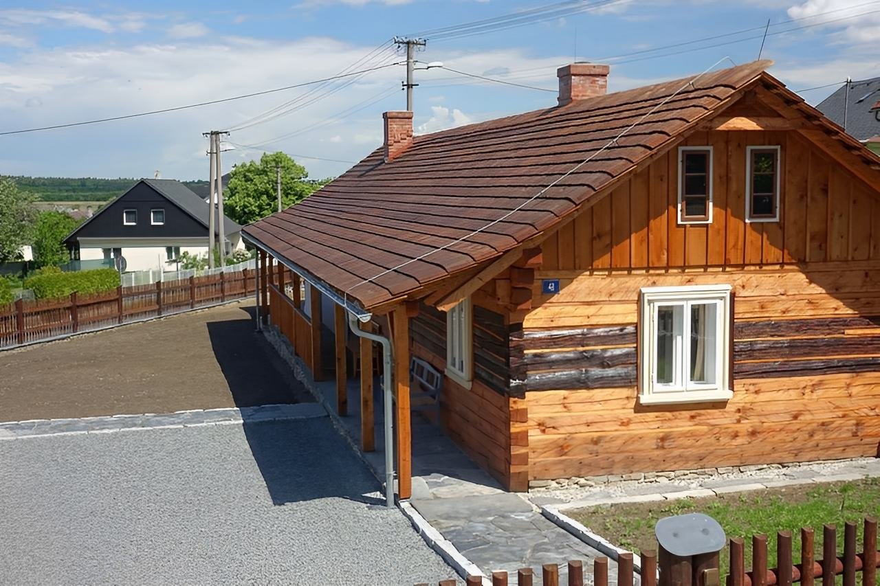 Roubenka u kostela