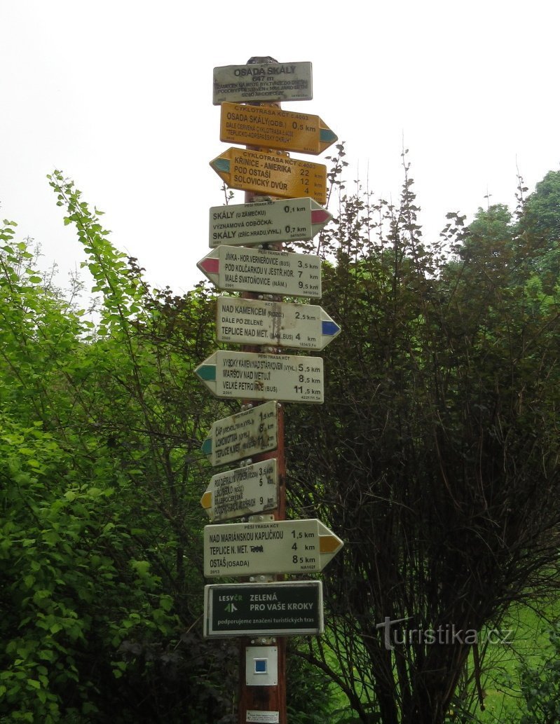 Rozcestník v obci Skála