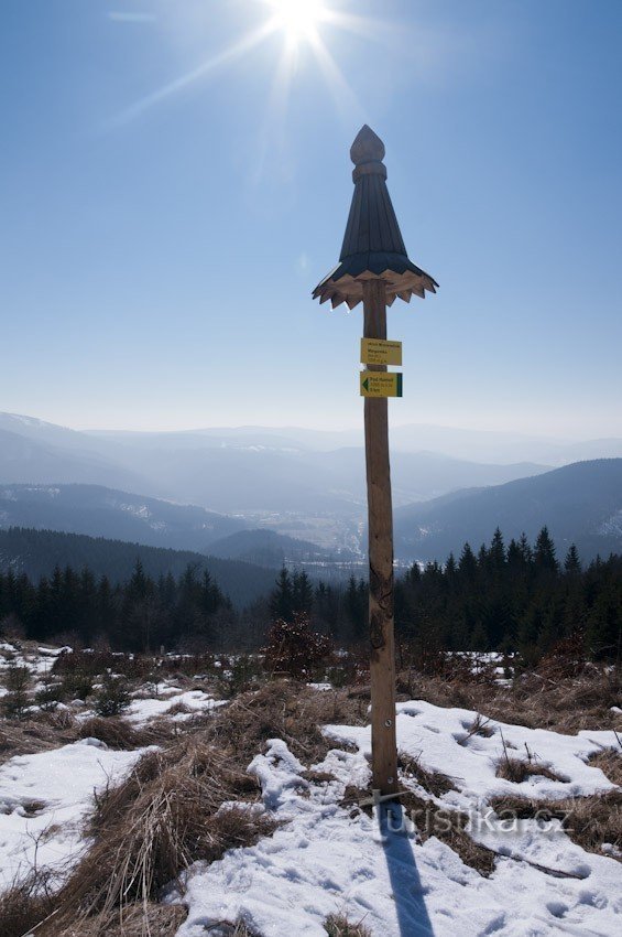 Rozcestník v zimě ještě ne zcela obsazený