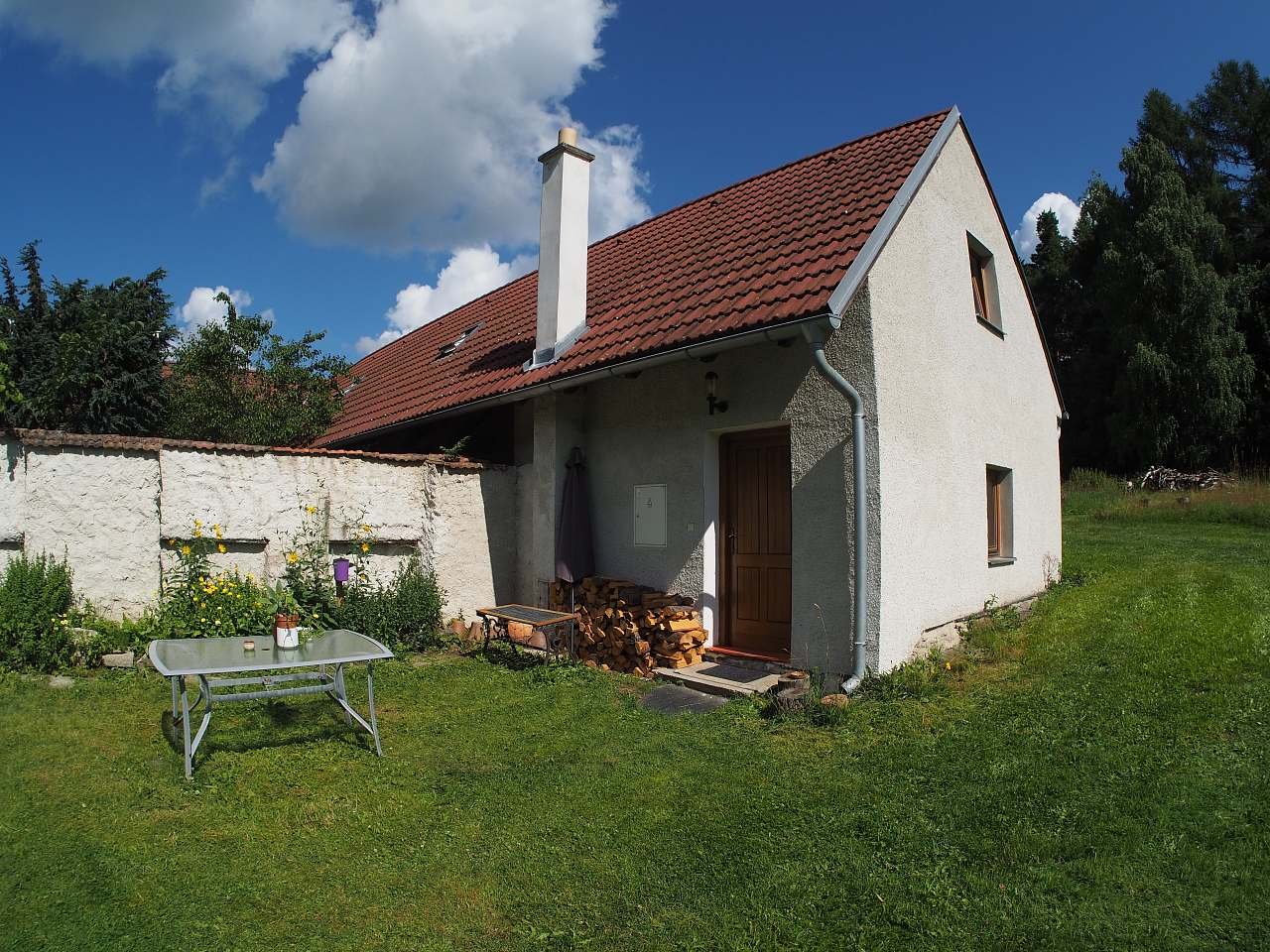 sezení před chalupou a samostatný vchod