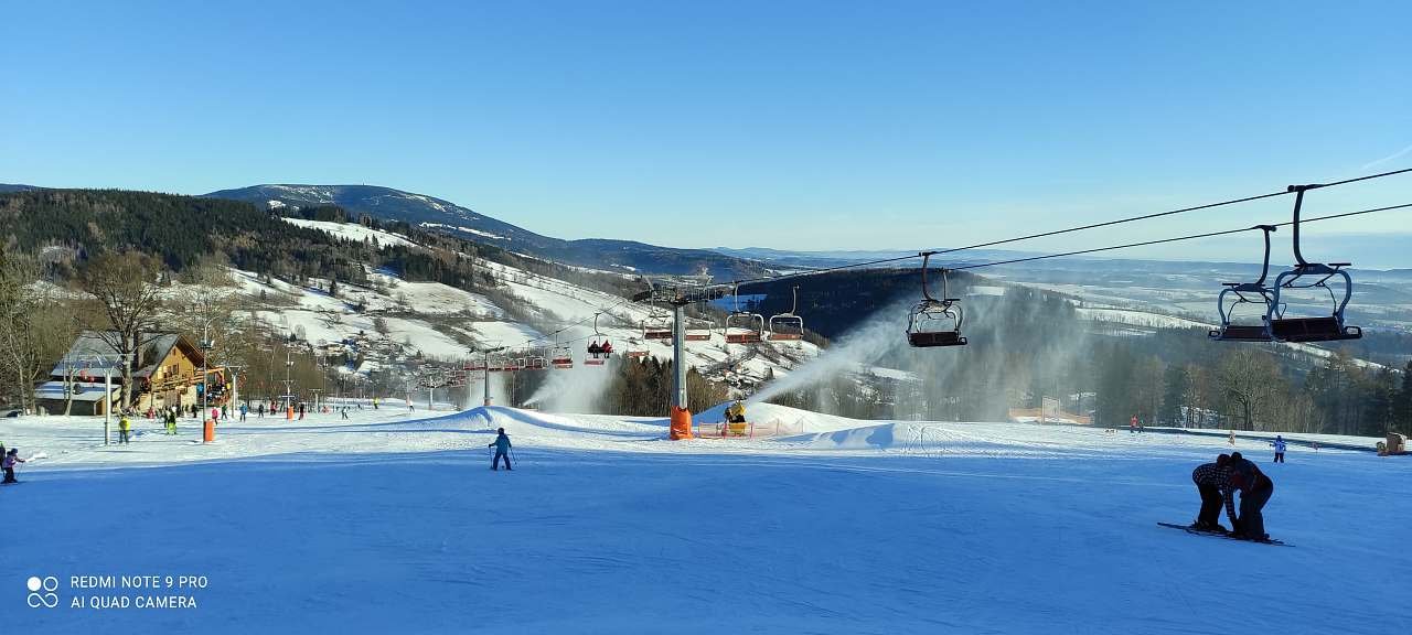 sjezdovky všude kolem nás