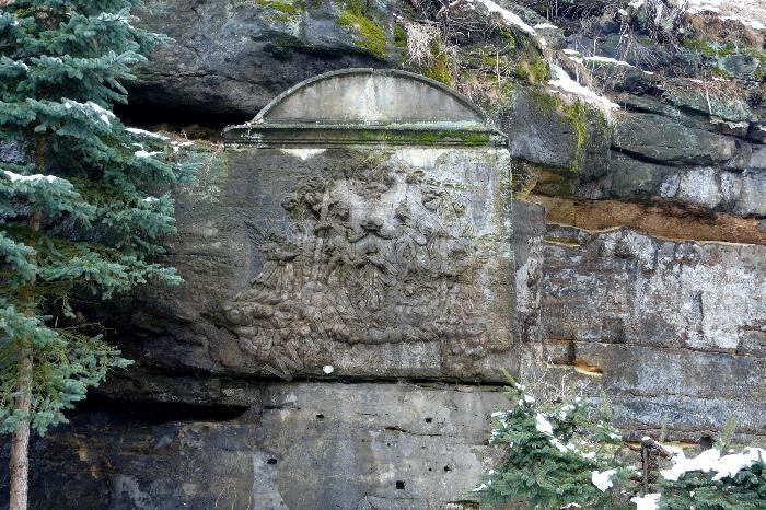 skalní reliéf Korunování Panny Marie