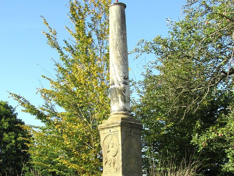 sloup s reliéfní výzdobou