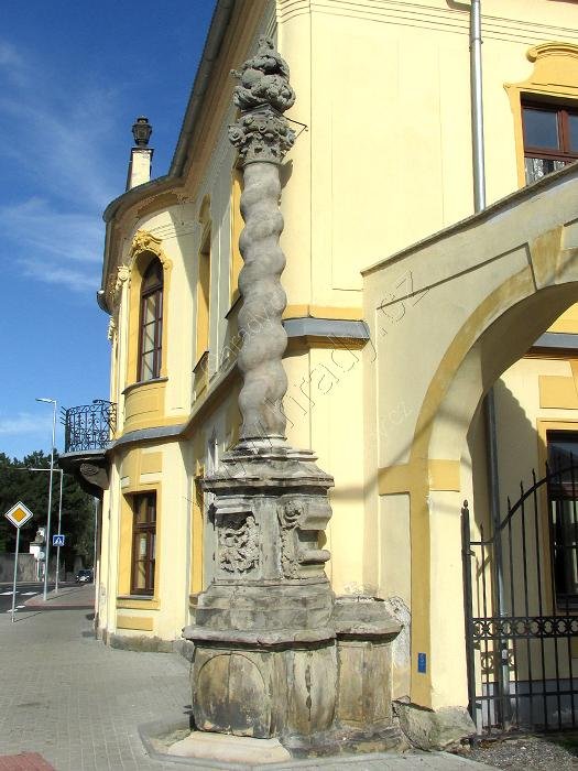 sloup se sochou Boha Otce (Nejsvětější Trojice)