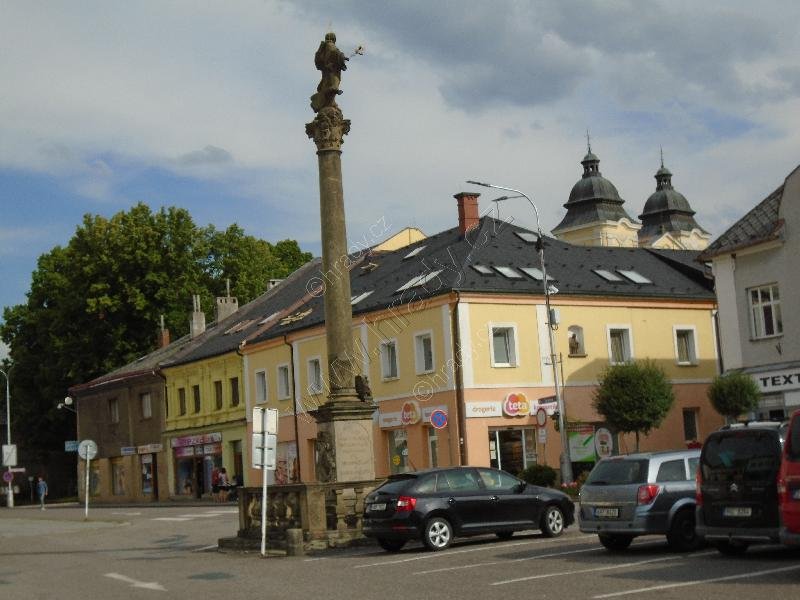 sloup se sochou Panny Marie