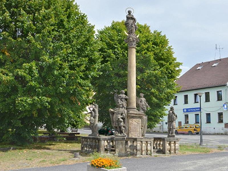 sloup se sochou Panny Marie