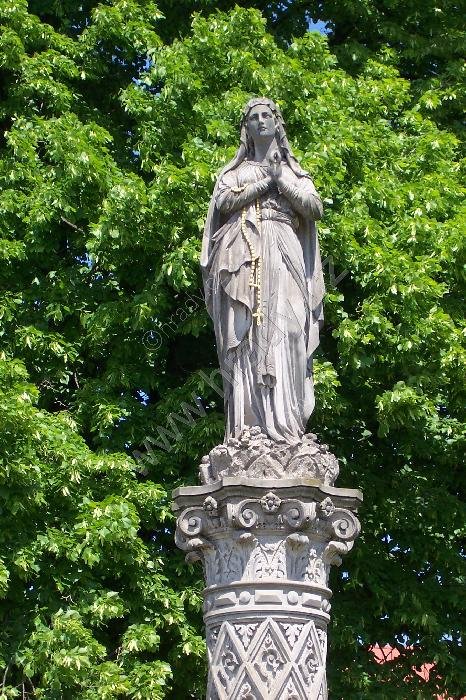 sloup se sochou Panny Marie