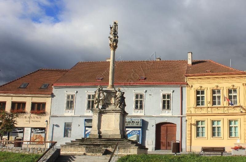sloup se sochou Panny Marie
