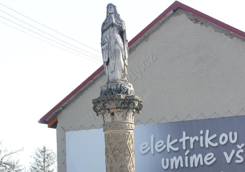 sloup se sochou Panny Marie