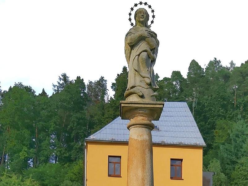 sloup se sochou Panny Marie