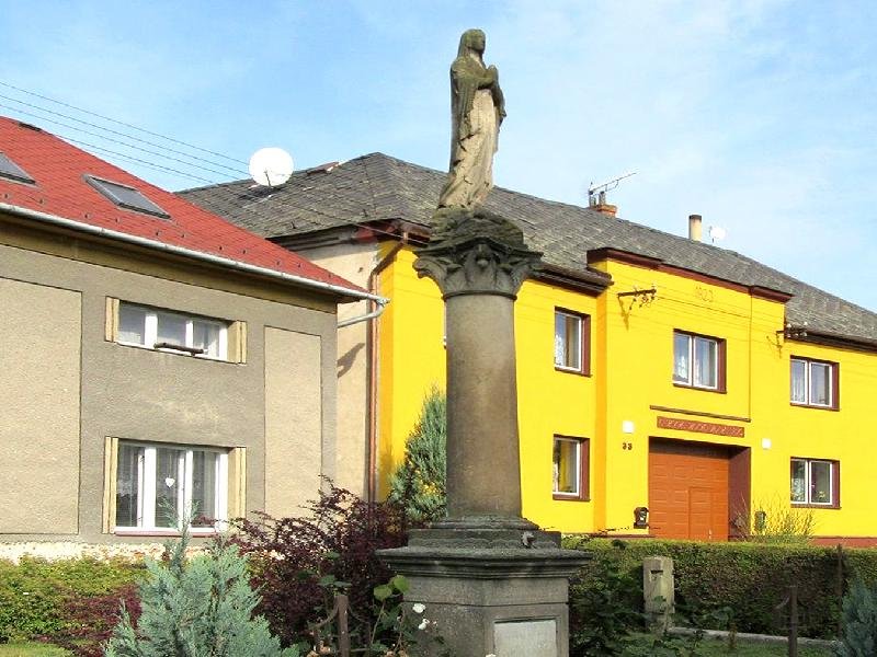 sloup se sochou Panny Marie