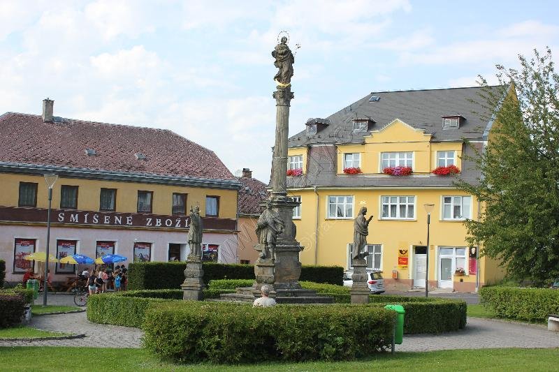 sloup se sochou Panny Marie a sochami světců