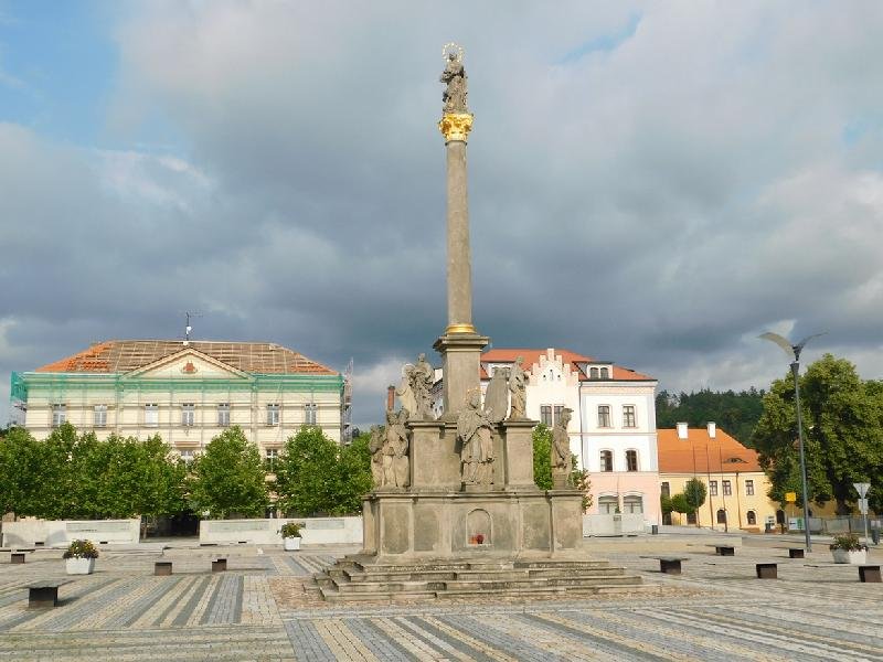 sloup se sochou Panny Marie a sochami světců