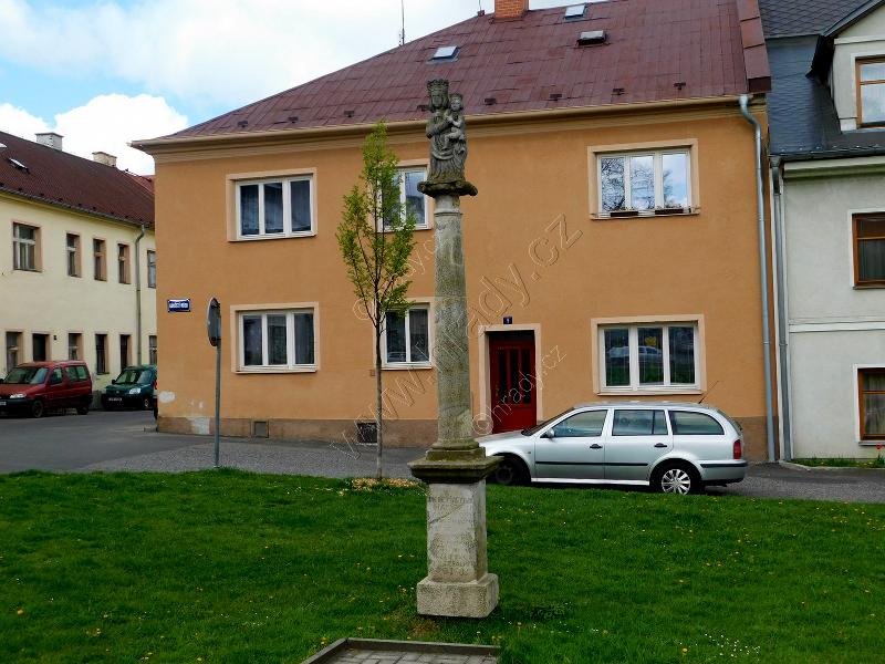 sloup se sochou Panny Marie