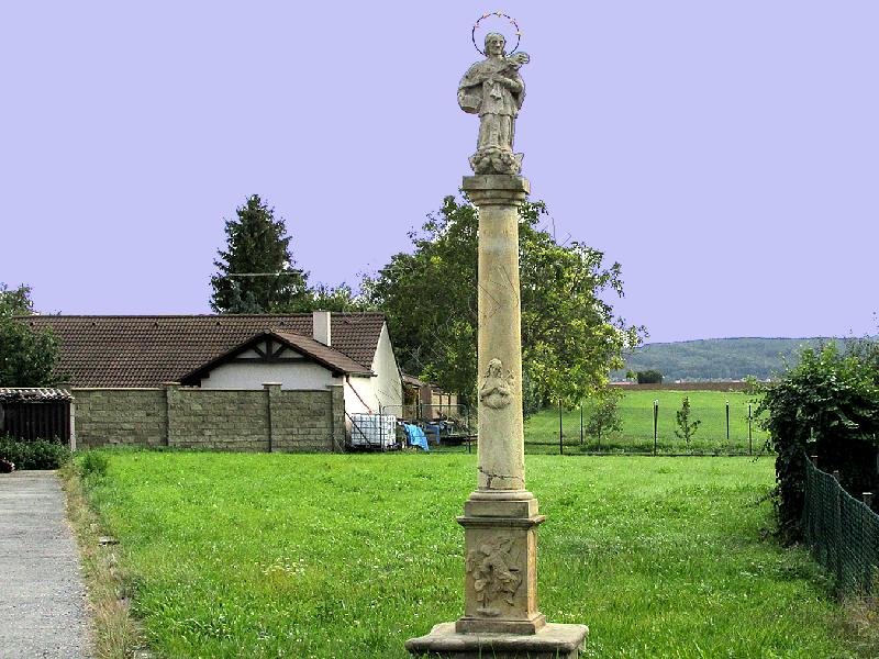 sloup se sochou sv. Jana Nepomuckého