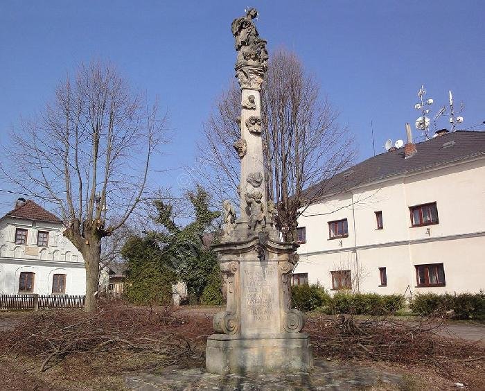 sloup se sochou sv. Jana Nepomuckého