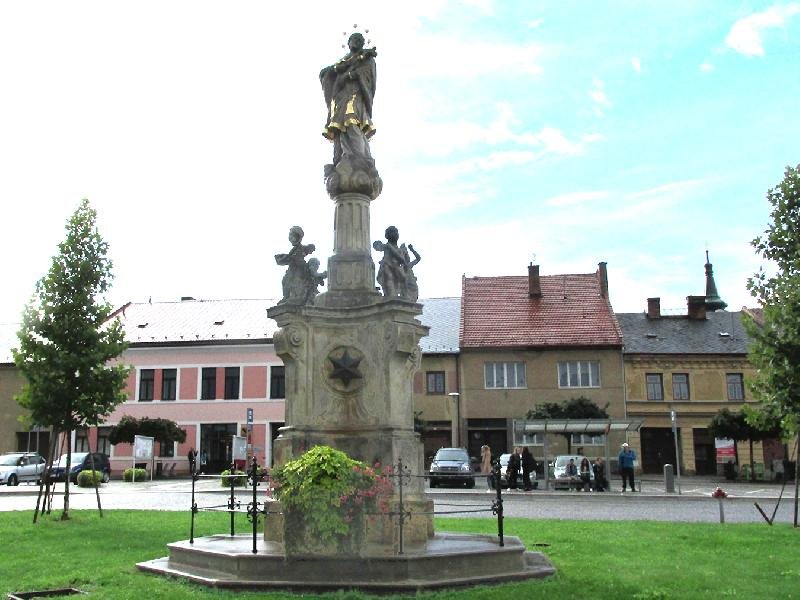 sloup se sochou sv. Jana Nepomuckého
