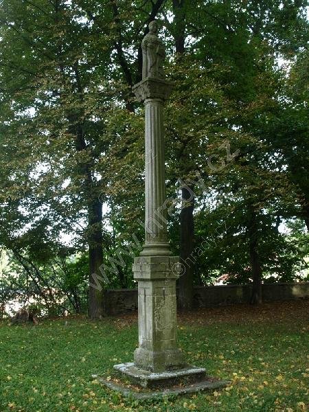 sloup se sochou sv. Tomáše Akvinského