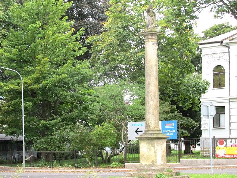 sloup se sochou žehnajícího Krista