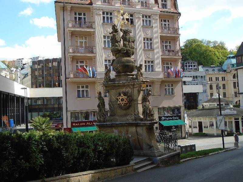 sloup se sousoším Nejsvětější Trojice