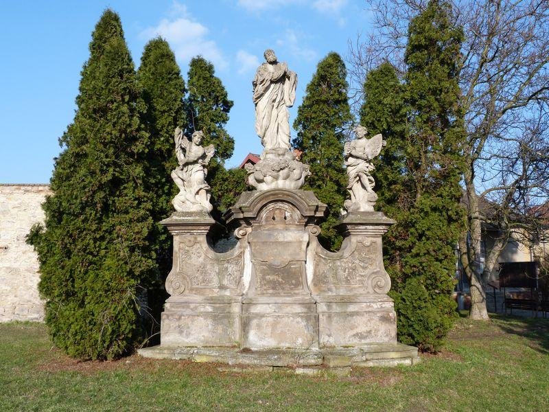 sloup se sousoším svatého Benedikta