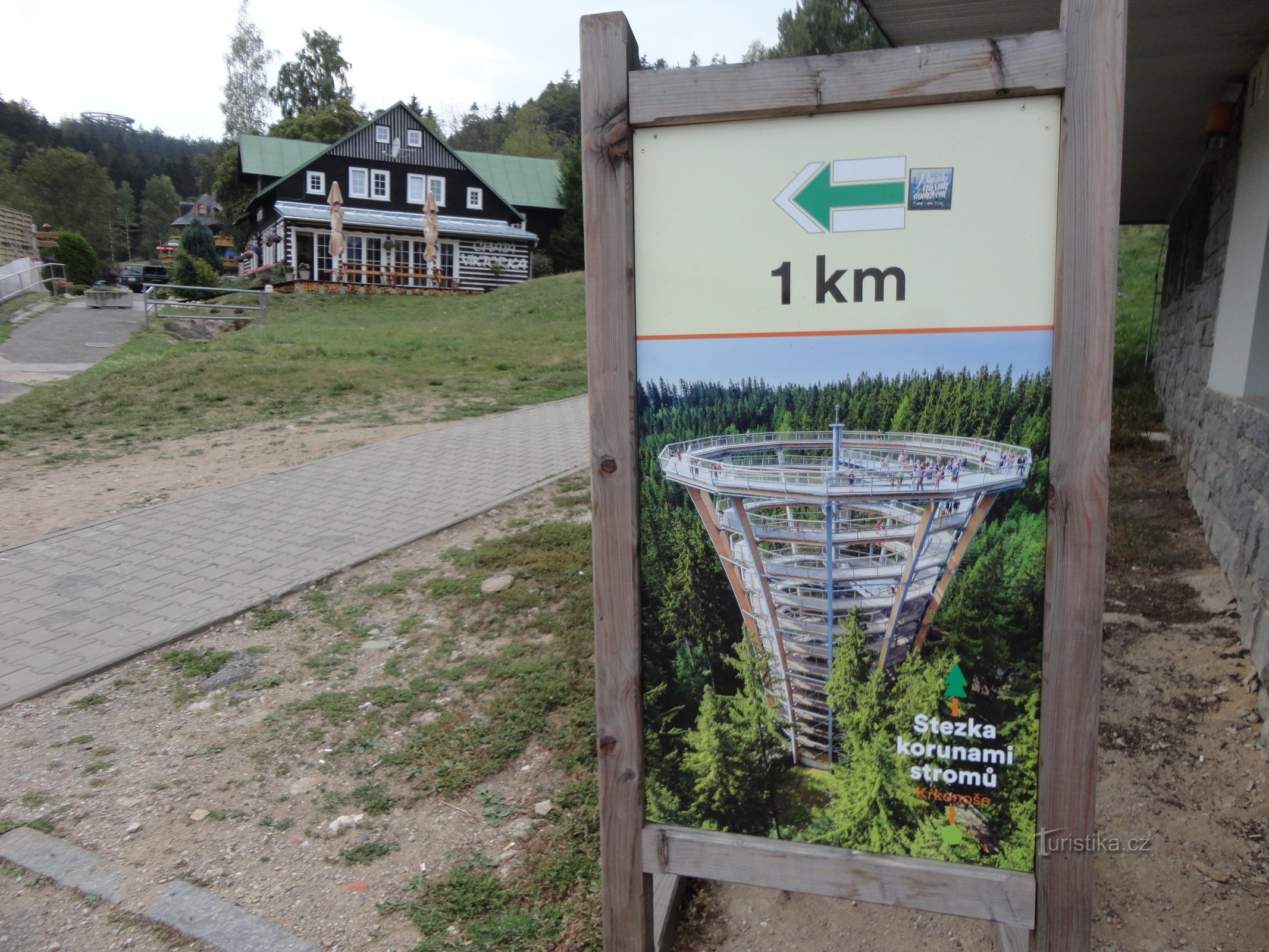 směrník ke Stezce u budovy lanové dráhy