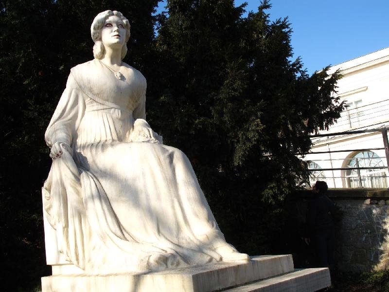 socha a hrob Hany Kvapilové