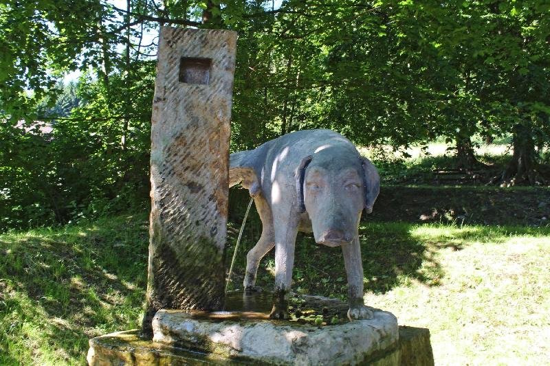 socha čůrajícího voříška