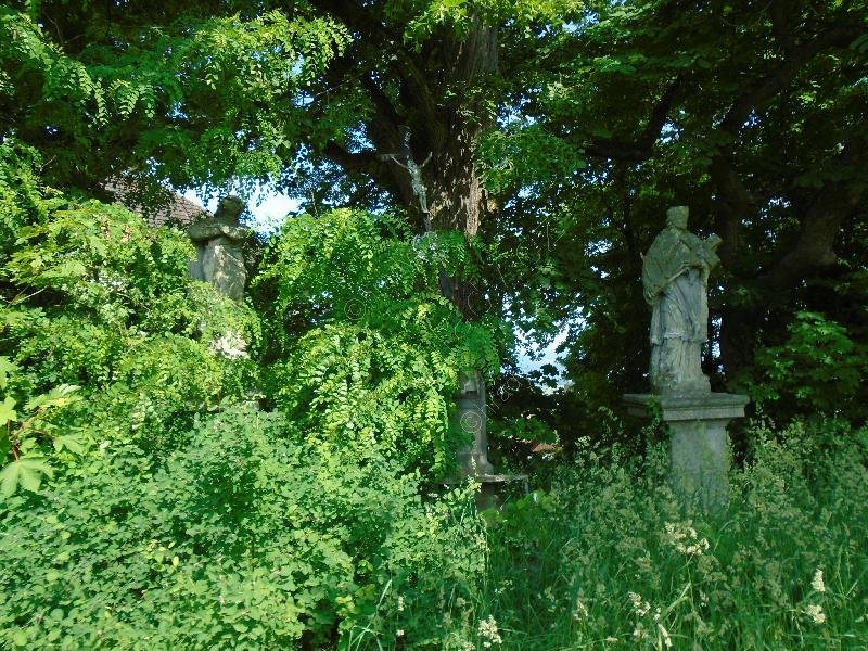 socha Immaculaty, socha sv. Jana Nepomuckého a pamětní kříž