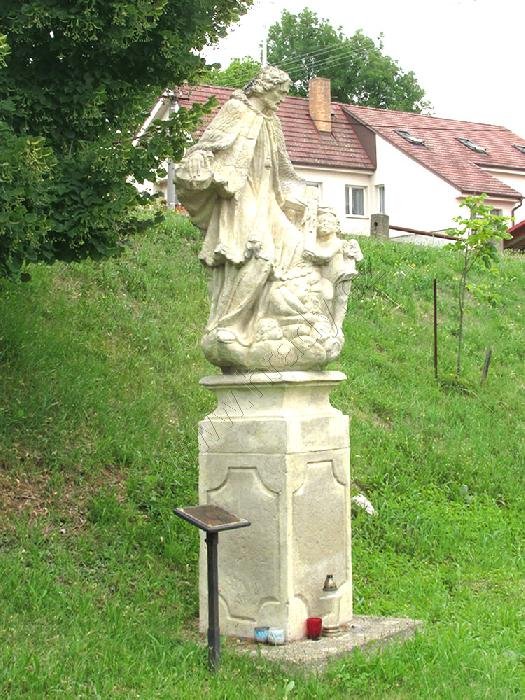 socha sv. Jana Nepomuckého a zvonice