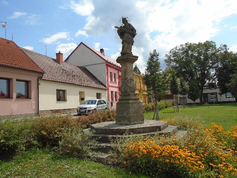 socha sv. Jana Nepomuckého na podstavě