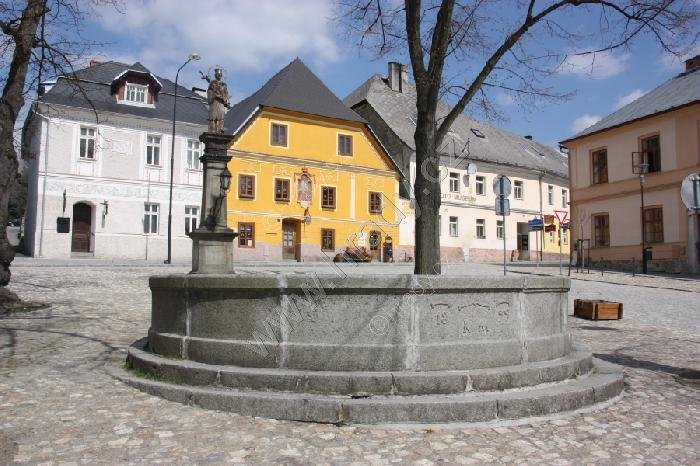 socha sv. Jana Nepomuckého s kašnou